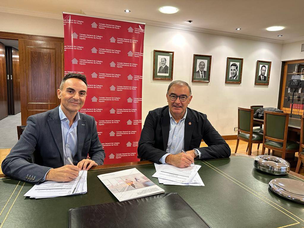 Agustín Sánchez y Pablo Abascal durante la firma del acuerdo de colaboración